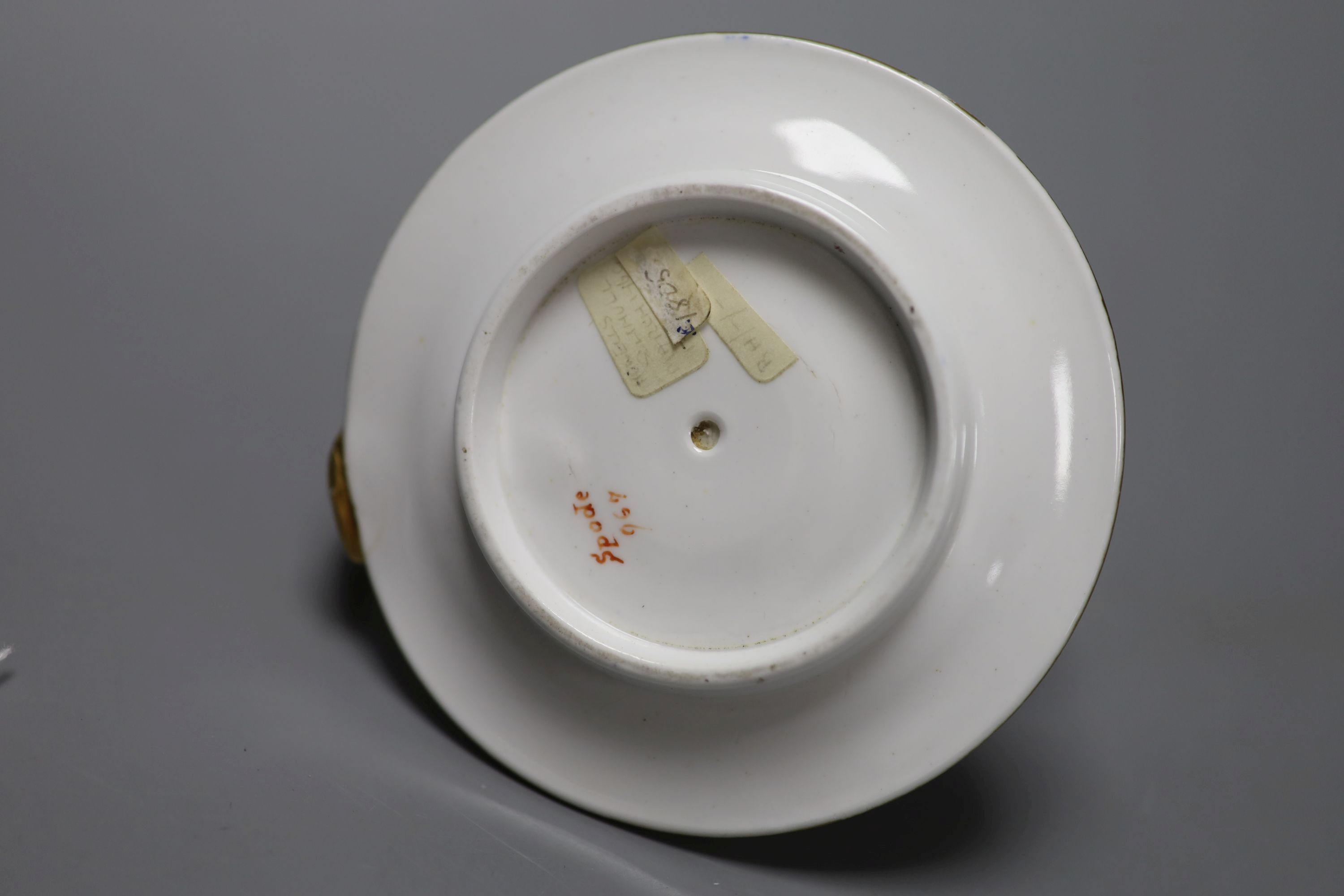 A Spode chamberstick painted with imari pattern 967, Spode mark in red c.1815, height 7cm